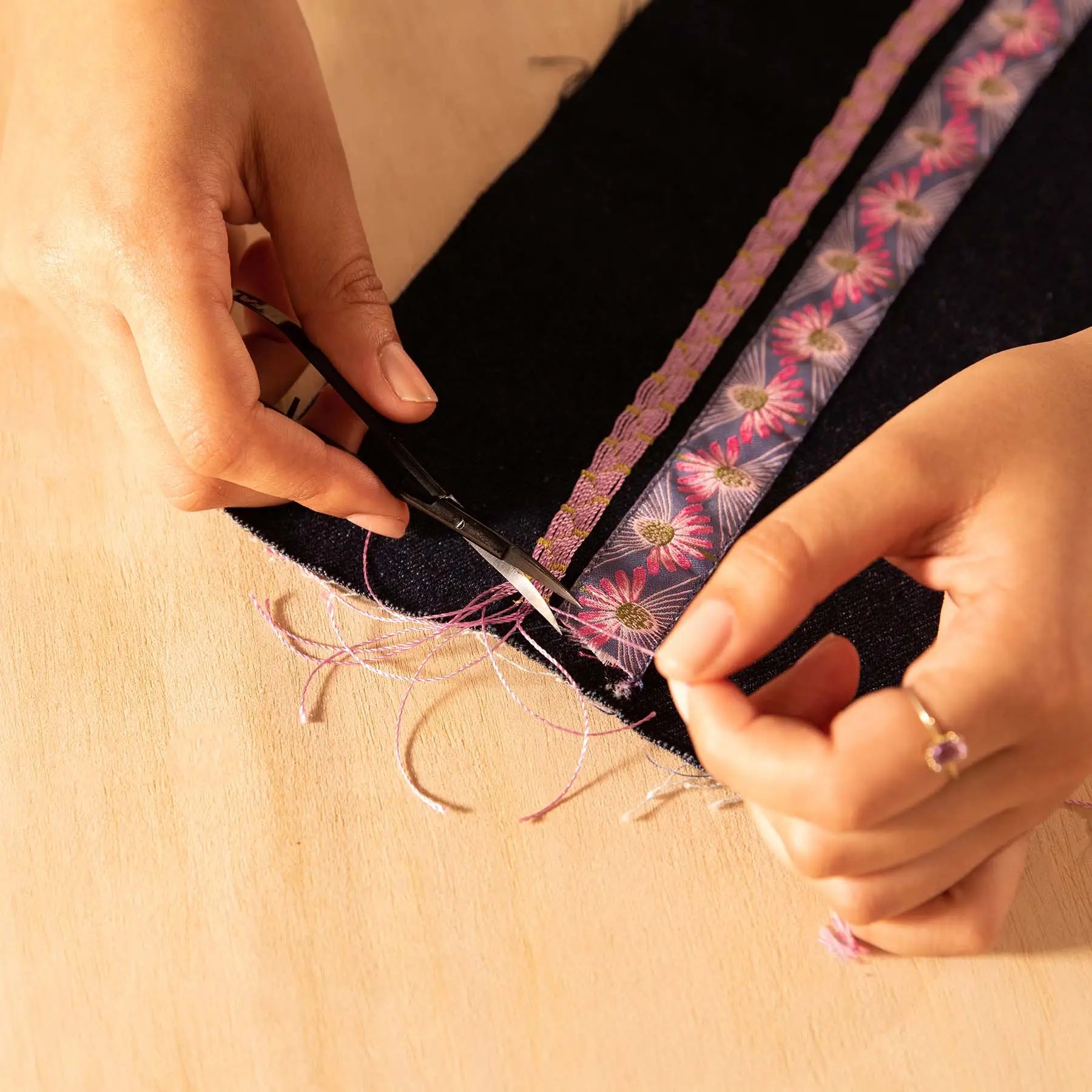 PFAFF® 4.5in/11.4cm Easy Snip - Scissors PFAFF® 4.5in/11.4cm Easy Snip - Scissors