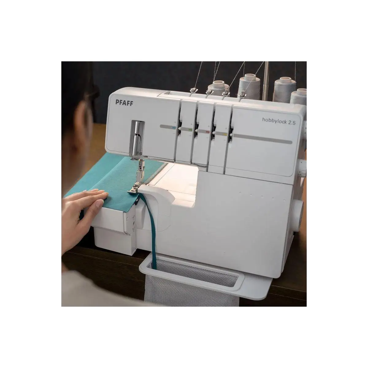 PFAFF® hobbylock 2.5 Overlock Machine PFAFF® hobbylock 2.5 Overlock Machine