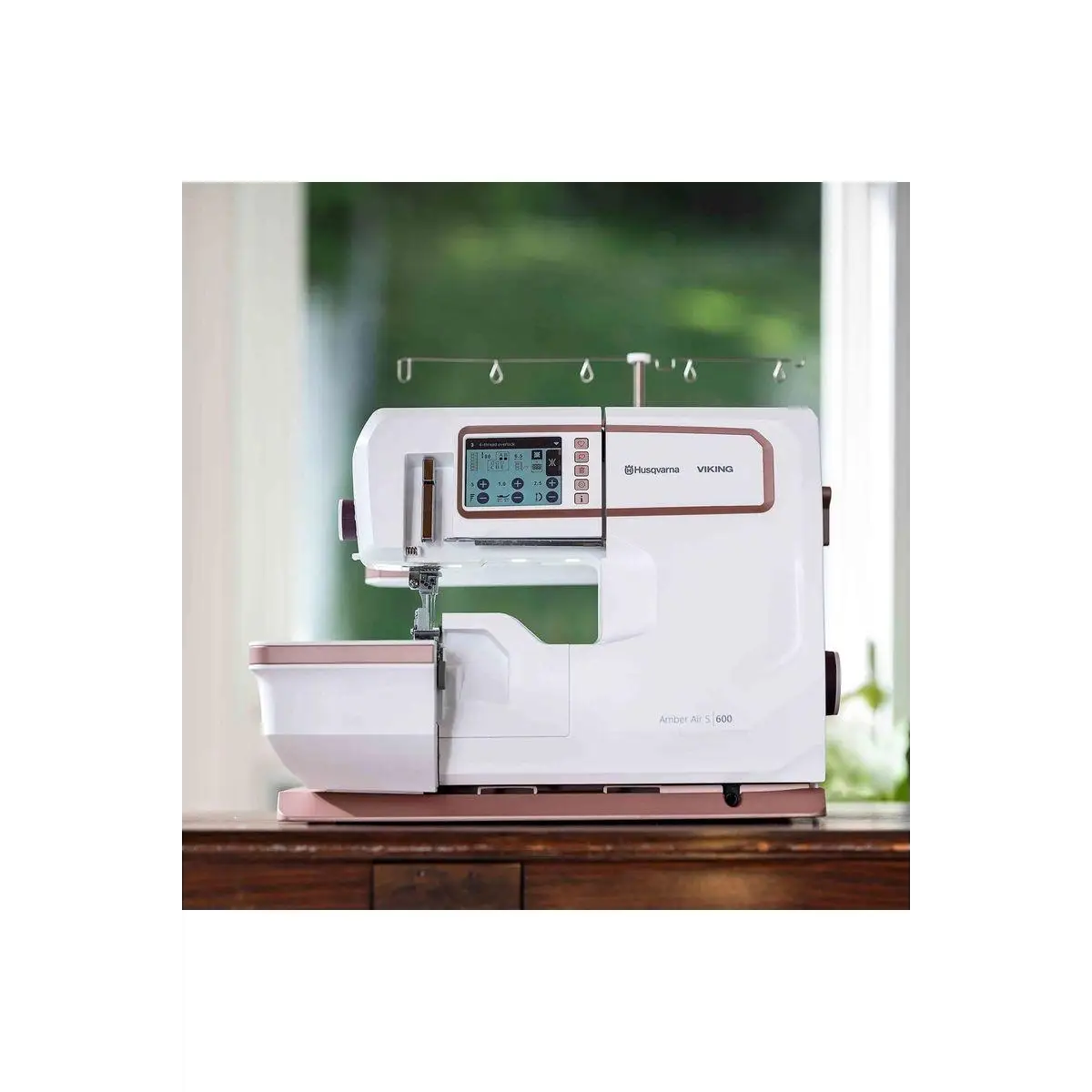 HUSQVARNA® VIKING® AMBER Air S | 600 Overlock Machine