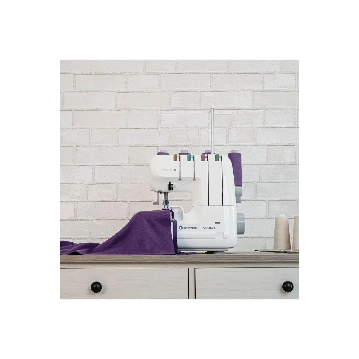 HUSQVARNA® VIKING® AMBER S | 100 Overlock Machine